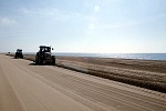 Limpieza de la arena de la playa de Gavà Mar